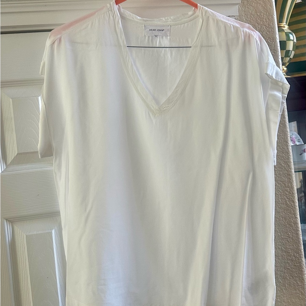 Dear John’s Women’s short sleeved v-neck shirt
